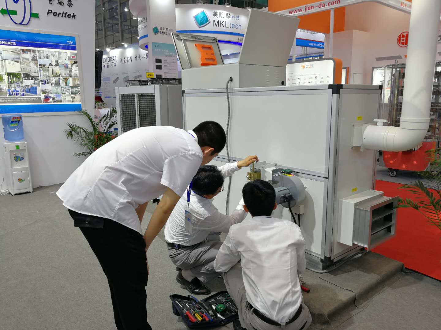 普瑞泰總經(jīng)理吳建平親自檢查參展設(shè)備